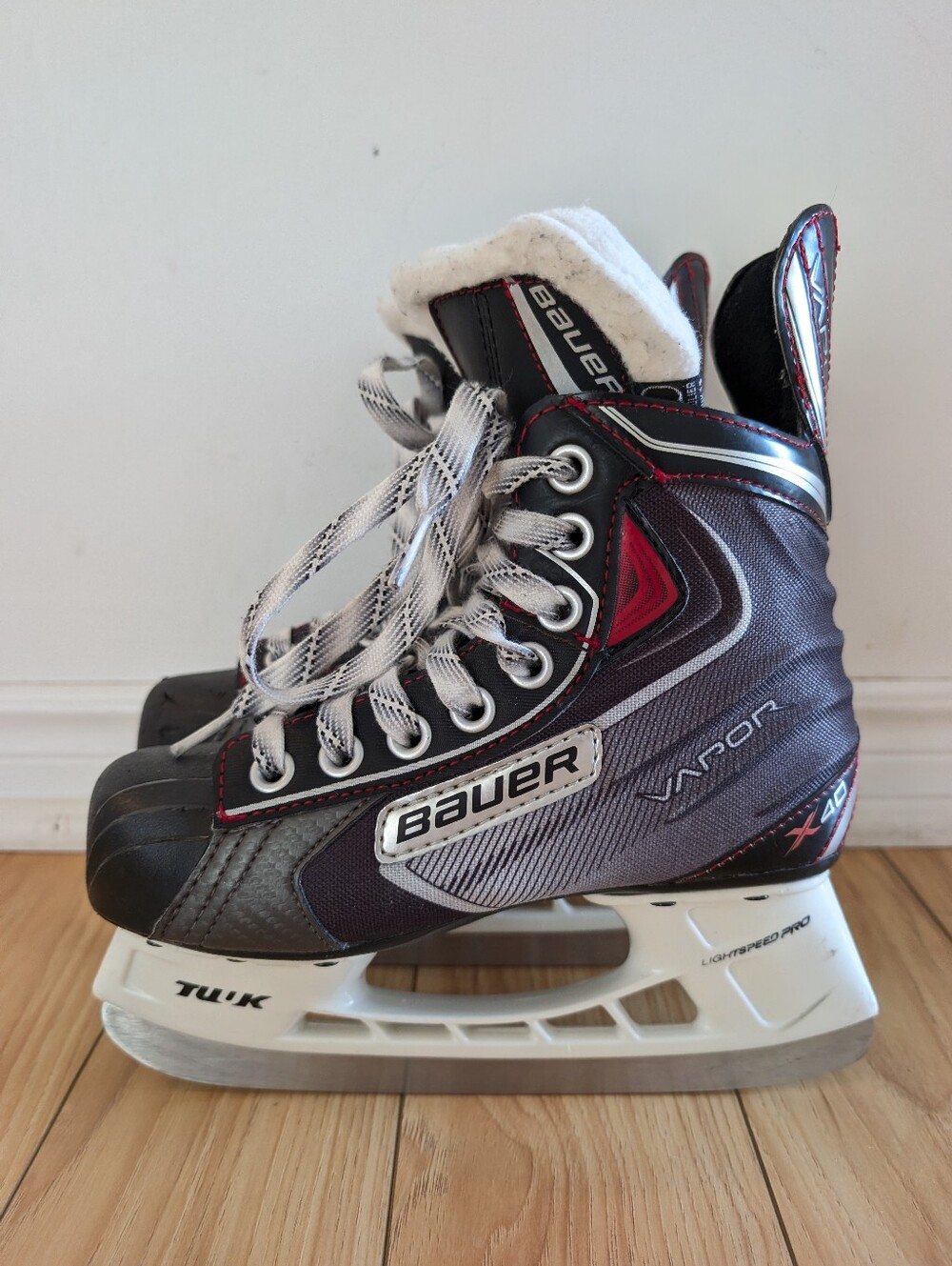 Kids Bauer Vapor X4.0 Black and Red Ice Hockey Skates